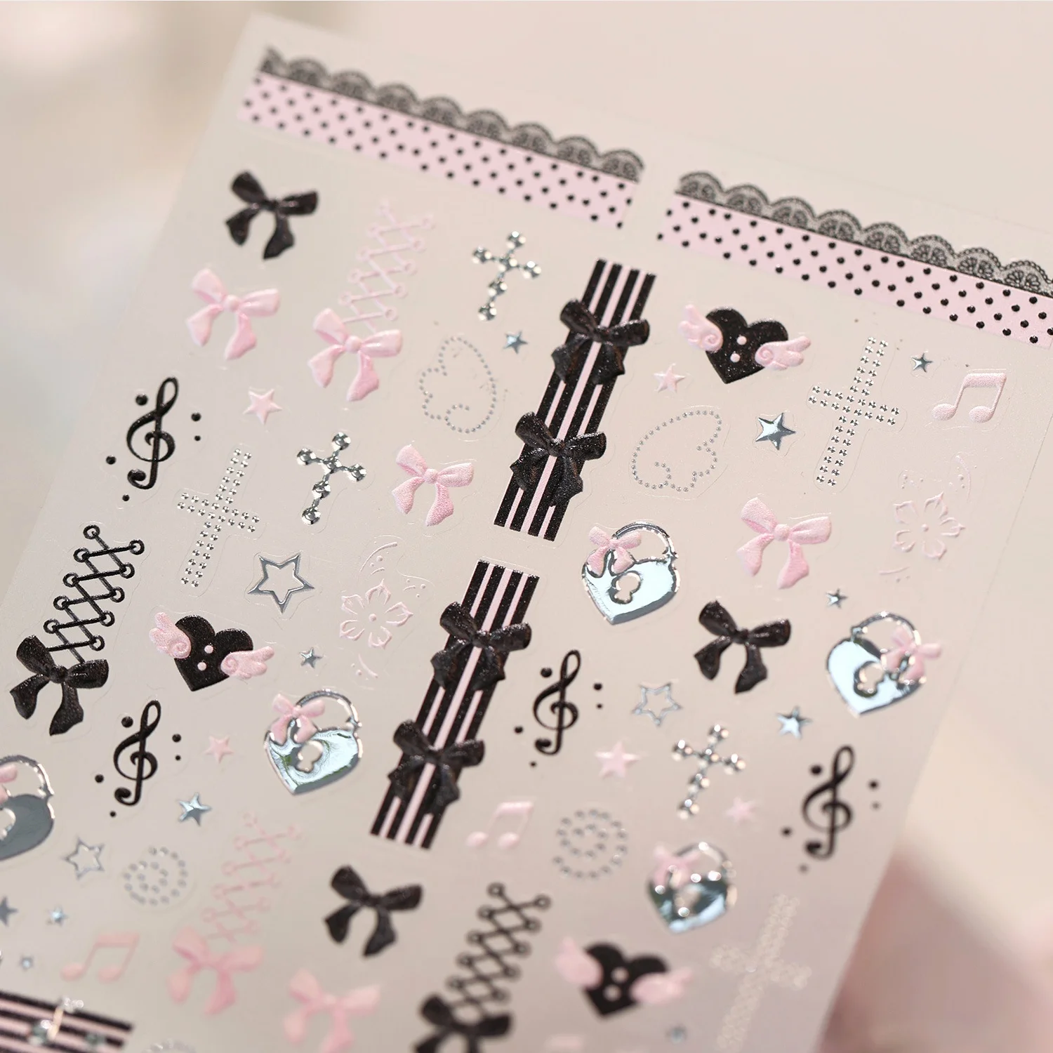 Schwarze und Rosa Schleifen-5D-Nagelaufkleber: Kreuz, Musiknoten, Herzschloss, Riemen, Spitze, Polka Dots, Flügel, Herz – Selbstklebende Maniküre-Sticker – Detail 4