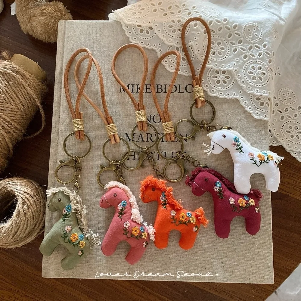 جديد الكرتون الحصان المفاتيح لطيف على ظهره سحر ريترو ستايل التطريز الحصان سنة مفتاح سلسلة هدايا عيد الميلاد