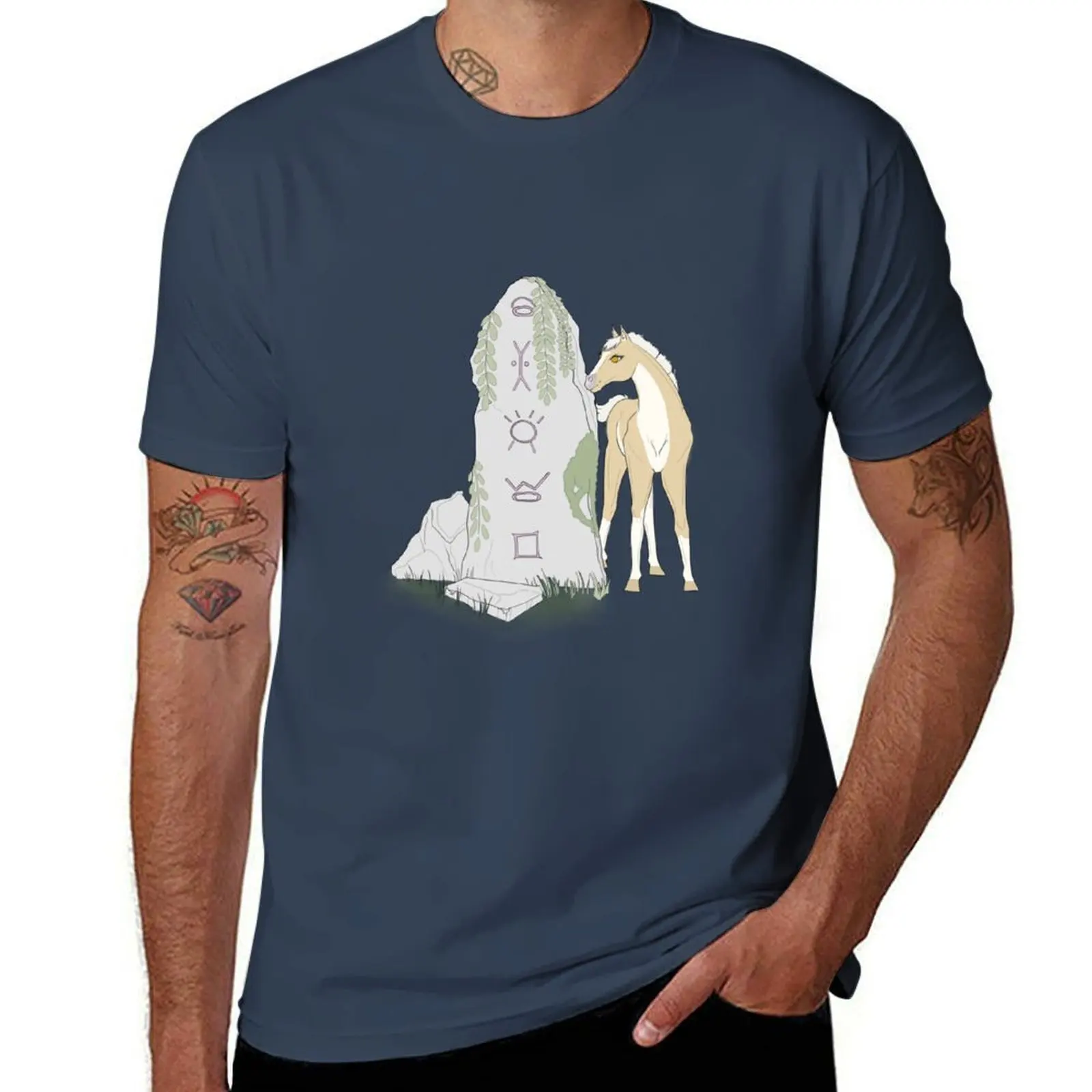 Camiseta inspirada en Star Stable Online con diseño de potro y piedra rúnica, camiseta de cuello redondo de talla grande
