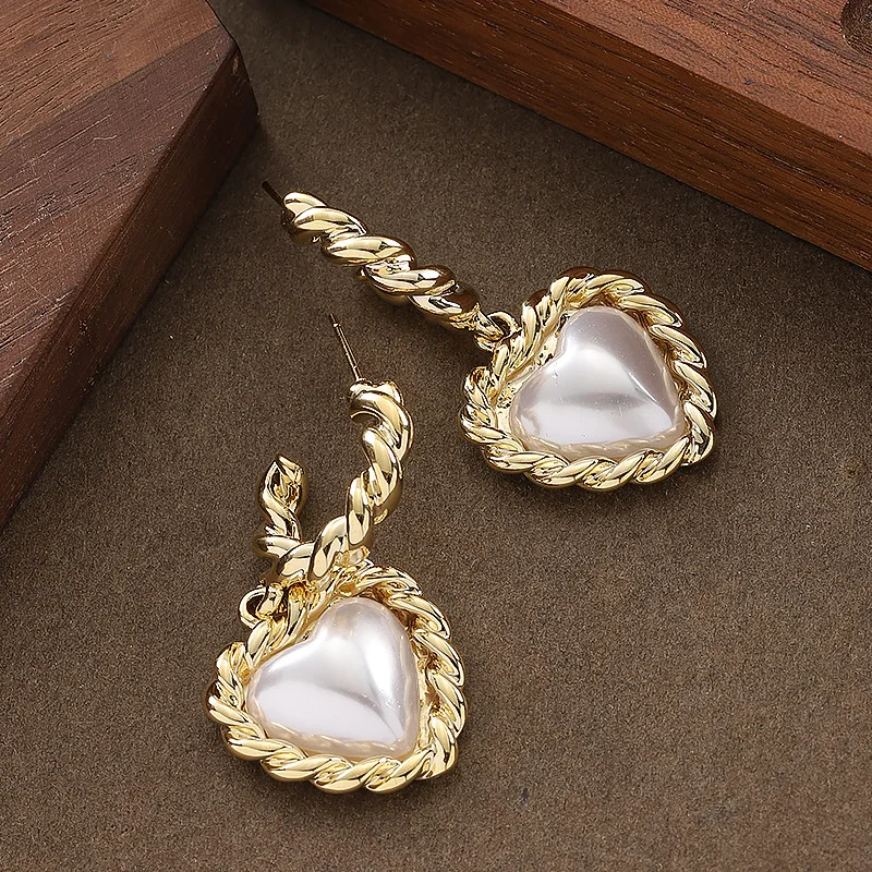 

Stylish, elegant, fresh and simple, fairy style love heart pearl earrings, light luxury, sweet, fashionable and high-end earring