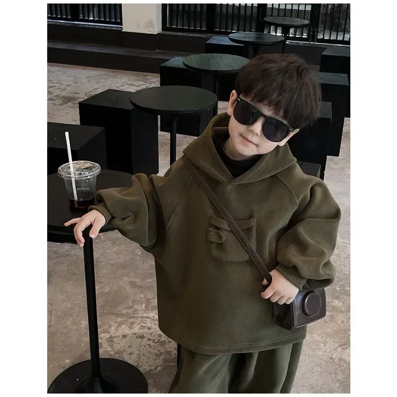 

Новый модный комплект из двух предметов: флисовая толстовка с капюшоном и брюки для мальчиков, повседневный простой теплый комплект, детская одежда, зима 2025