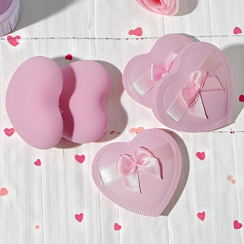 2/5 Stück Make-up-Puderquasten mit süßer Herz-Schleife, die sowohl trockene als auch nasse Kombinationen verwendet werden kann. Zuckerwatte-Luftpolster-Puderquaste