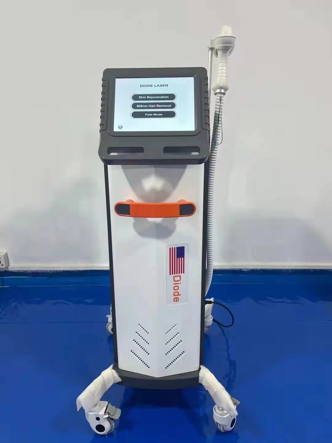 Diode Hair Removal Machine 10 Energy Bars 3 Wavelengths Suitable For Different Skin Colors beauty salon equipment customization