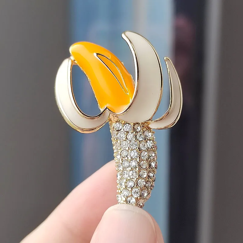 Yellow Peel Banana Brooch Pin for Women Men Rhinestone Enamel Brooches Pins Party Wedding for Girls Friends Jewelry Gifts Female