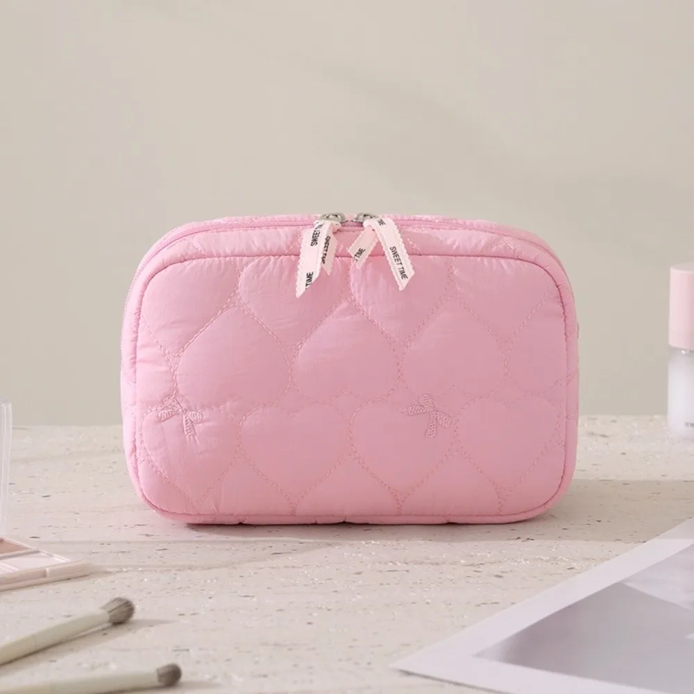 Pochette de maquillage matelassée tendance, légère, avec nœud en forme de cœur, grande capacité, pour ranger les rouges à lèvres et les câbles de données, pour femmes