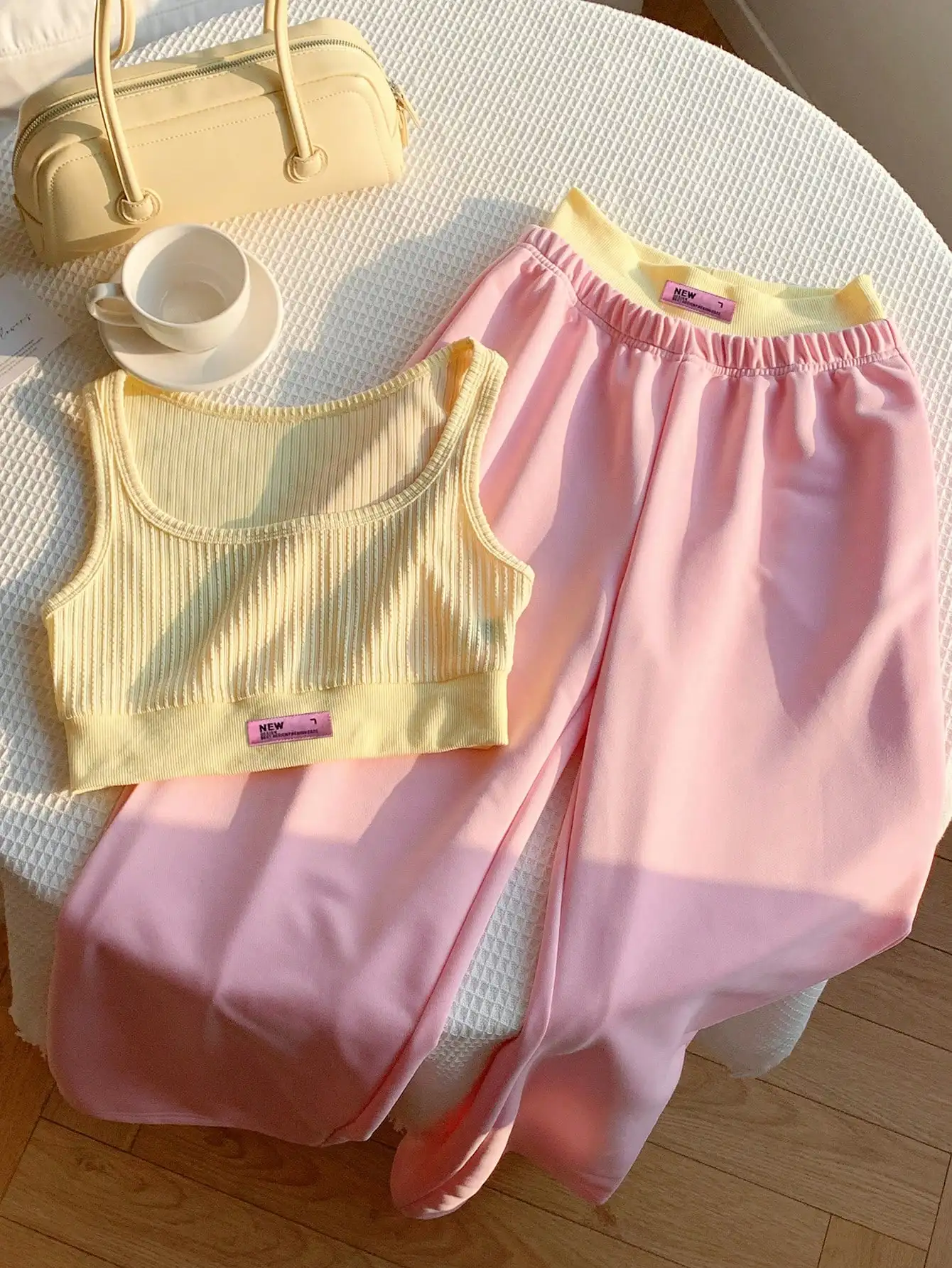 

Женский летний комплект из 2 предметов: топ-майка в рубчик и свободные брюки в цветах: молочно-желтый и розовый