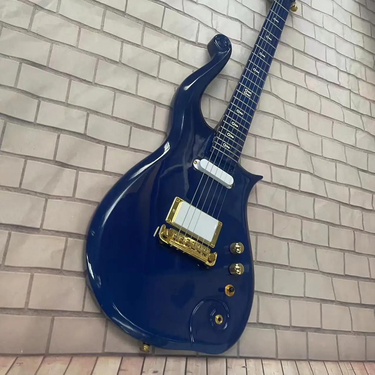 Wang Ziyun carved electric guitar with 6-string integrated electric guitar, dark blue body, high gloss, rose wood fingerboard, m