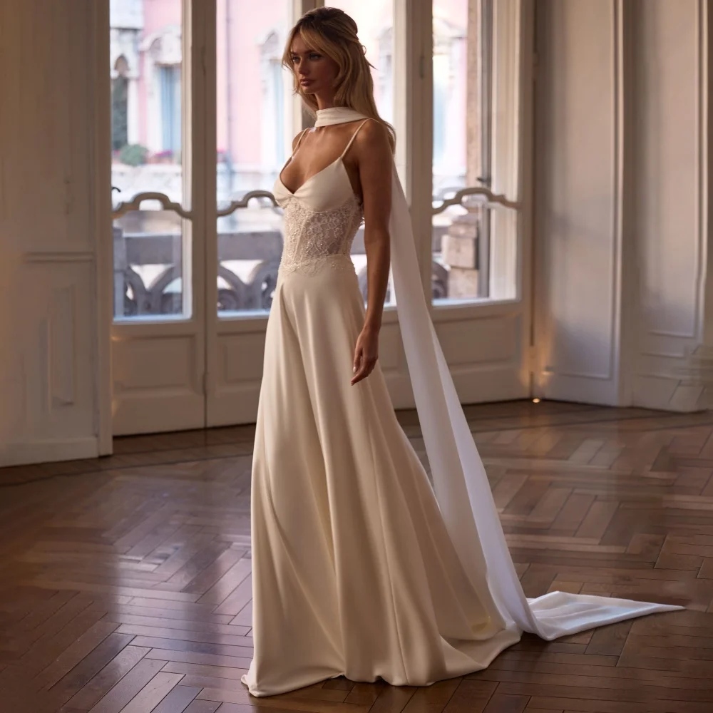 

Customized Exquisite Spaghetti Strap Wedding Gown Charming V-neck Bridal Dress Sexy Lace Applique Bridal Gown Vestidos De Noiva