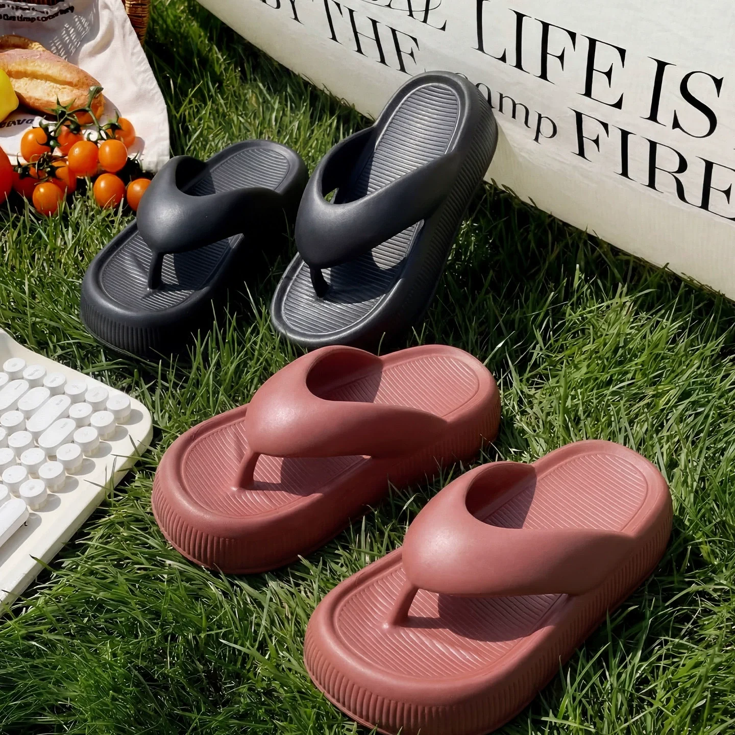 2026 Summer New Thick Bottom Flip Flops Fashion Wear Non Slip Slippers Beach Outdoor Home Simple Cool Slippers