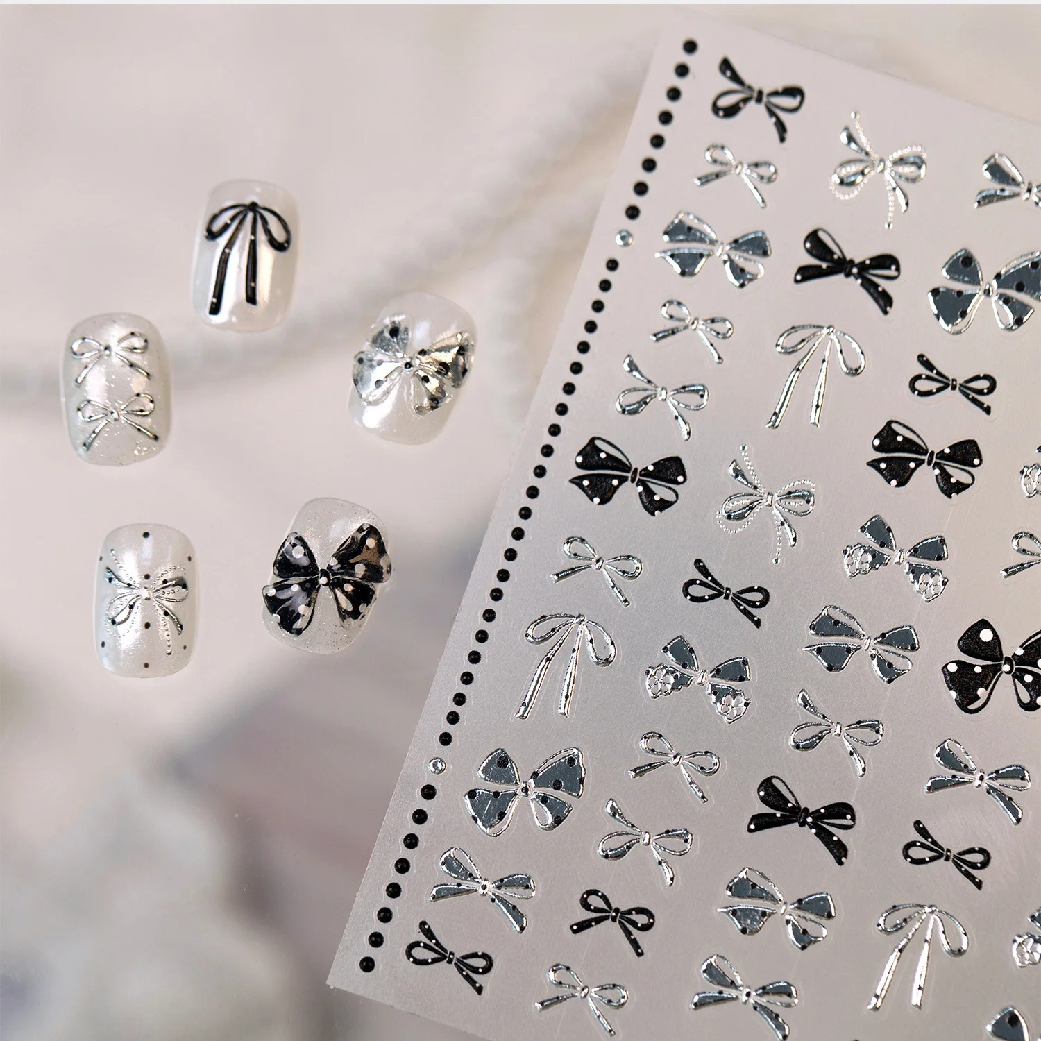Schwarz-weiße gepunktete Schleifen-5D-Nagelkunst-Sticker, geprägte Street-Y2K-Silbermetall-Schleifen-Selbstklebeaufkleber, Maniküre-INS-Deko