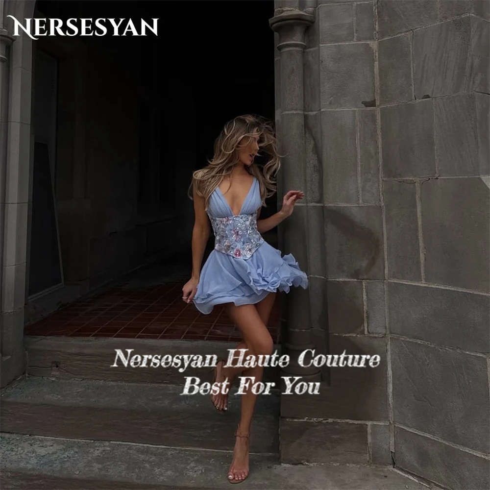 Nersesyan الأزرق الدانتيل فساتين لحضور الحفلات الموسيقية الصغيرة الطيات الخامس الرقبة يزين الشيفون قصيرة فستاين سهرة/فساتين الحفلات عارية الذراعين الكشكشة فستان الحفلات حسب الطلب