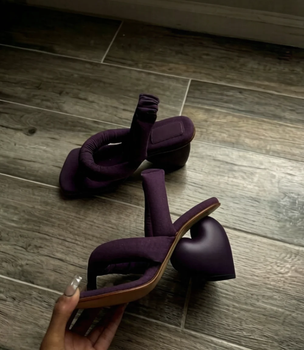 Summer New Women's Padded Leather Toe-Post Heart Heel Design Ruched Detail Minimalist Style Footwear for Daily Outings