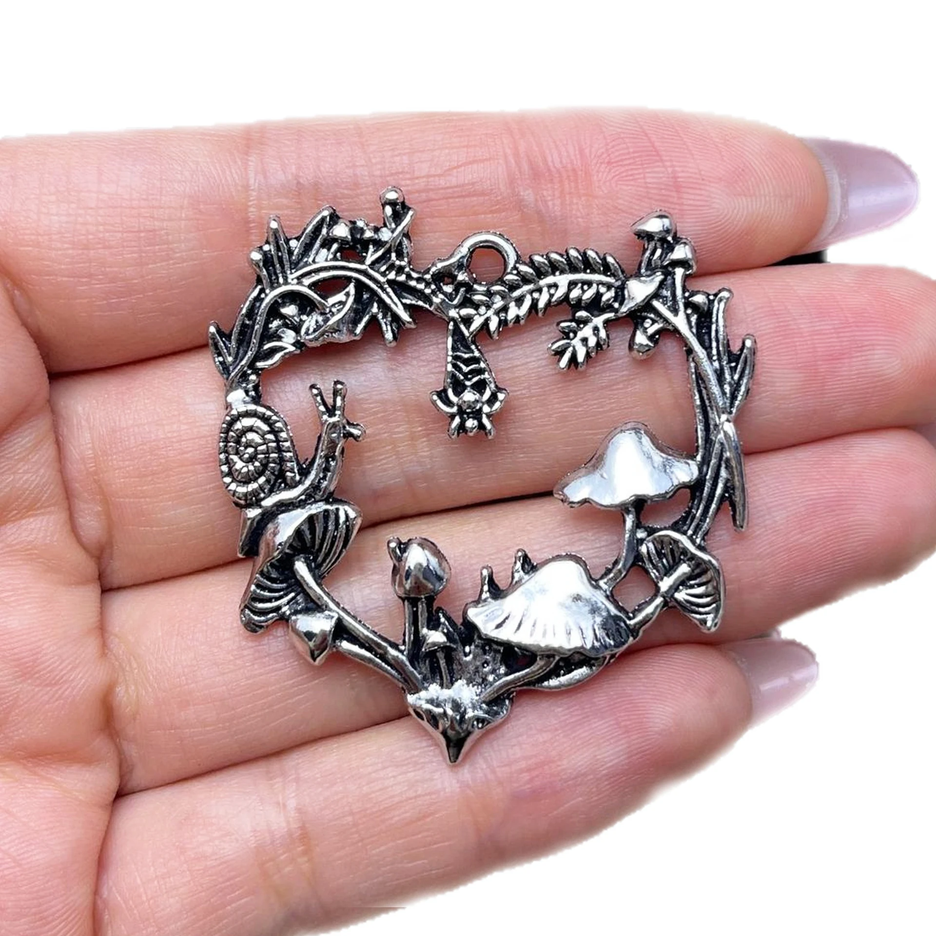 2 Stück Vintage Gothic Bohemian Natur Hexen-Halbmond Herz Pilz Anhänger DIY Halskette Pullover Kette Schmuck Accessoire