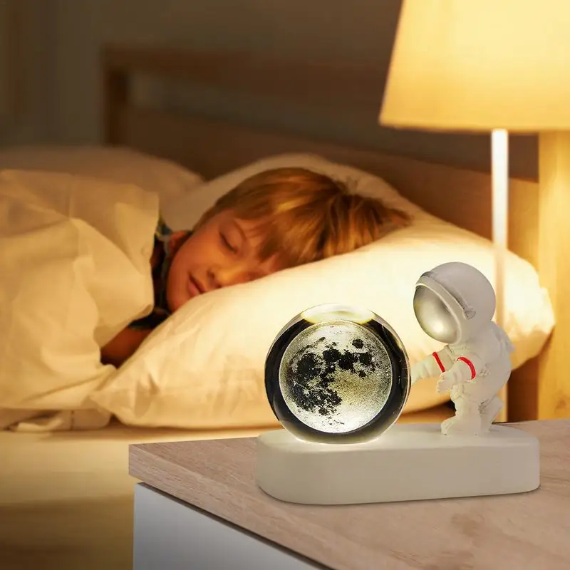 

Лампа в виде хрустального шара в виде астронавта, маленькая Луна в виде астронавта с основанием, ночник в виде астронавта, прикроватная лампа, украшение комнаты, настроение