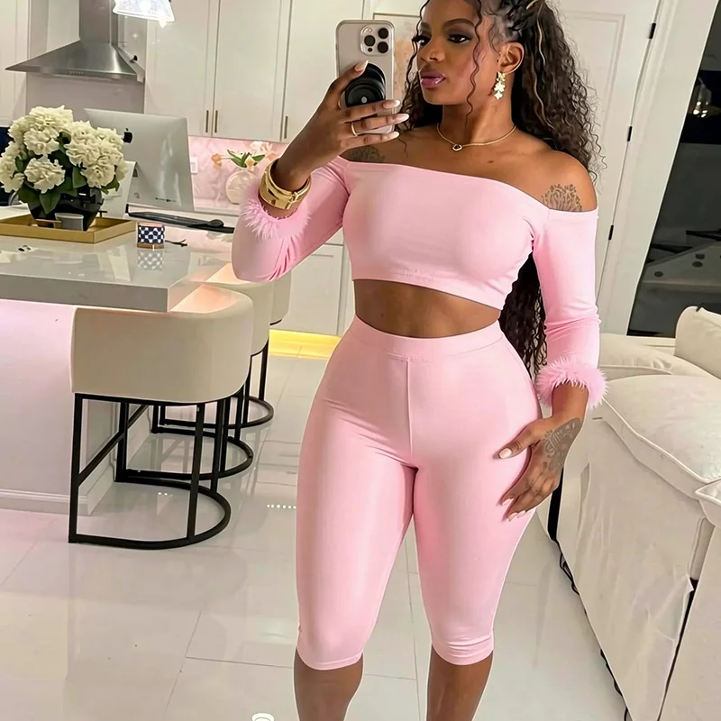 Damen Off-Shoulder Fuzzy Cuff 2-Teiliges Outfit Langarm Crop Top Hochgeschnittene Knielange Biker-Shorts Set Clubwear Passender Anzug – Detail 4