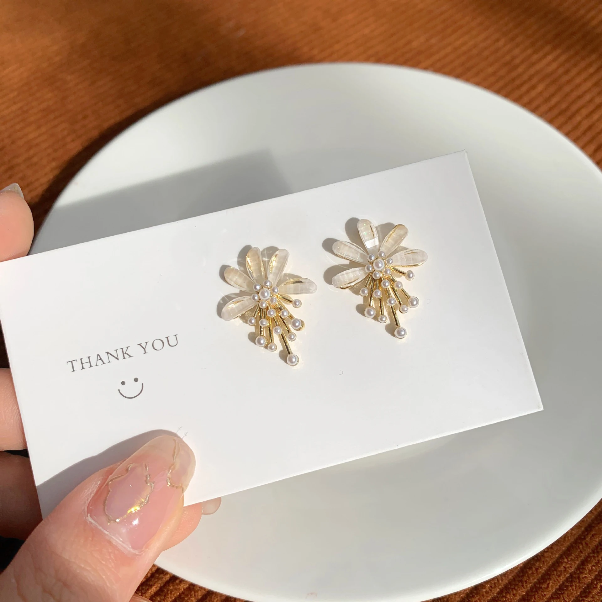 Imitation Pearl Blooming Flower Stud Earrings for Female Beige Enamel Petals Korean Fashion Sweet Lovey Small Earrings 2024 new