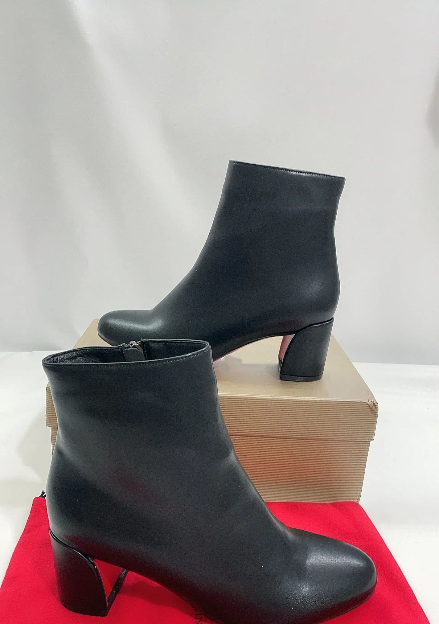 

Chunky 5.5cm Heels Round Toe Back Zipper Botas Female Mujer Classics Lady Black Leather Red Sole Bottom Short Boots For Women