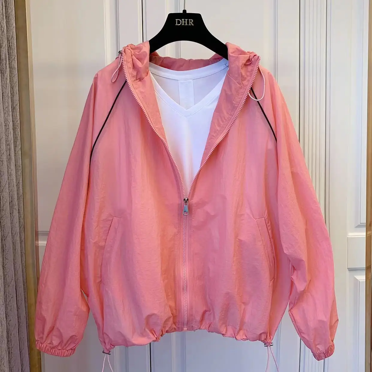 الكورية نمط مصدات الرياح المرأة سترات الربيع 2025 الصيف ضئيلة واقية من الشمس الملابس الأبيض معطف مقنع جاكيت زيبرا فام الملابس