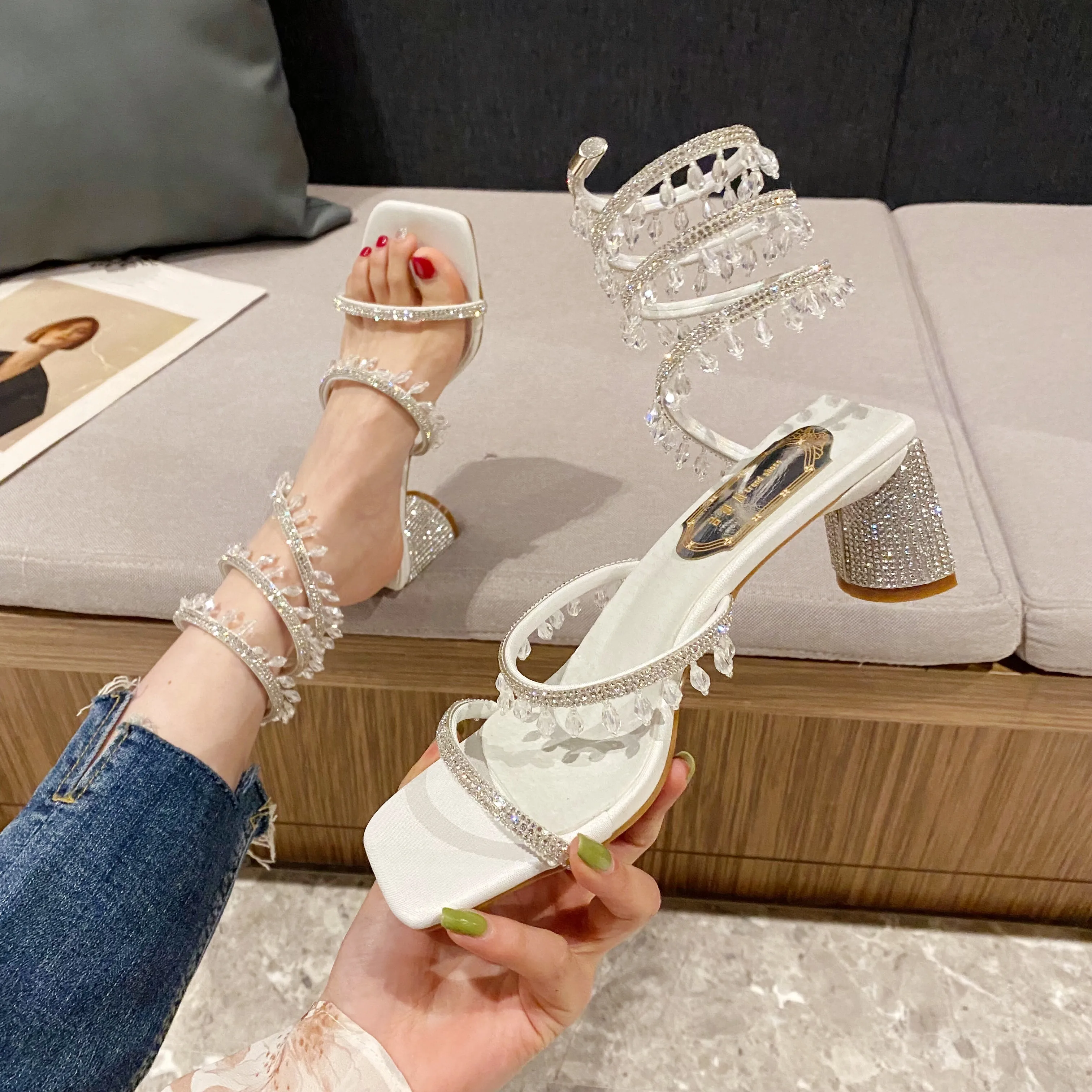 2023 Summer Women's Sandals Luxury Club Square Toe Pendant Rhinestone Snake Pattern White Heel Sandals Wedding Party Shoes