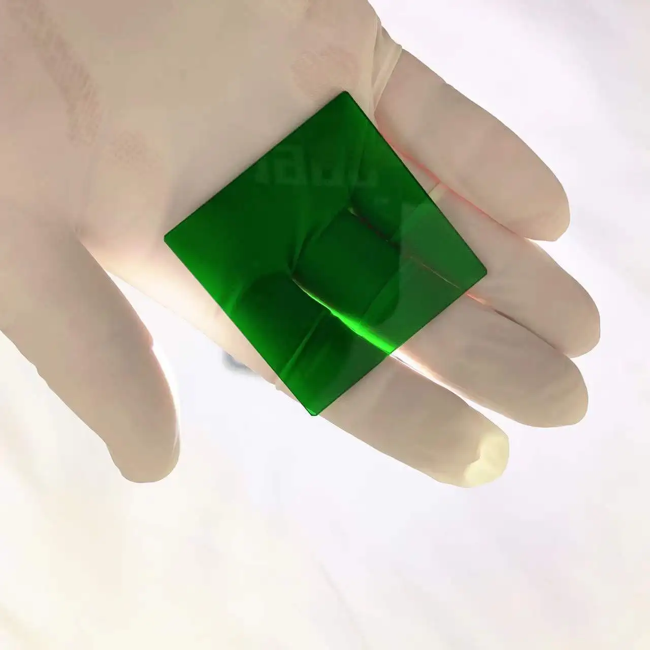 Ukuran Khusus Persegi 50x50x2mm Terlihat 300nm Hingga 650nm Low Pass Kaca Hijau Muda Tipe LB3