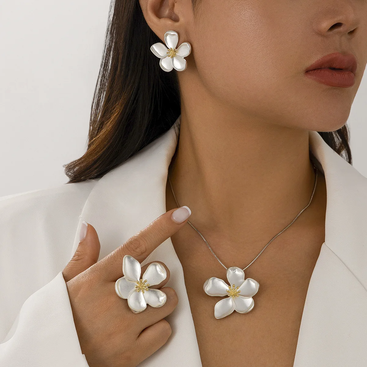 Faux Flower Pendant Wrapped Choker Necklace Elegant Rural Blossom Five Petal Simulated Bloom Collarbone Chain for Women