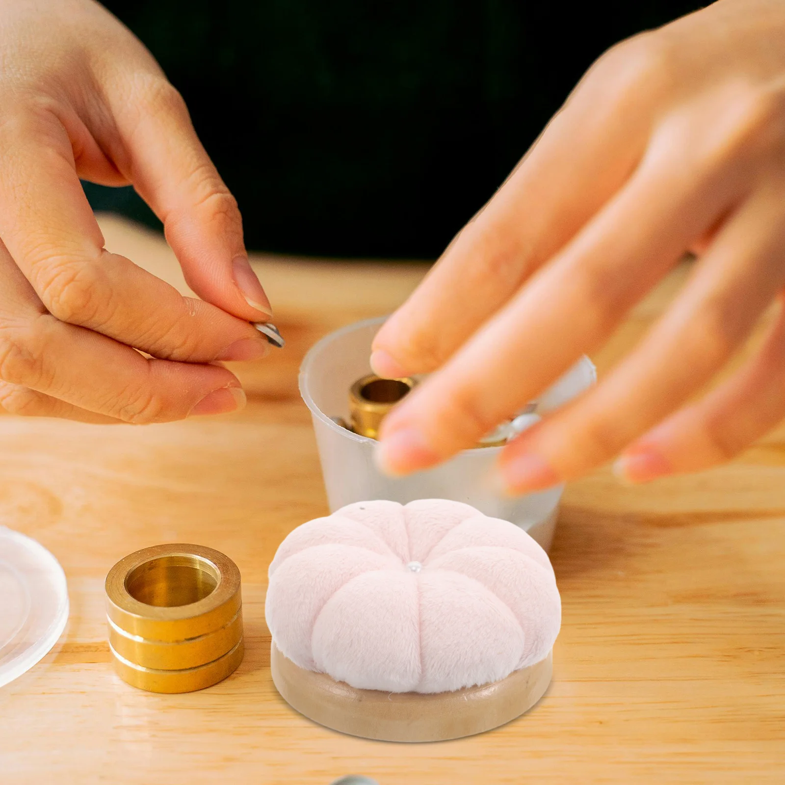 

2Pcs Sewing Needle Holder Pumpkin Shape Pin Cushion Portable Cute Needle Cushion Multifunctional Sewing Tool Travel Use