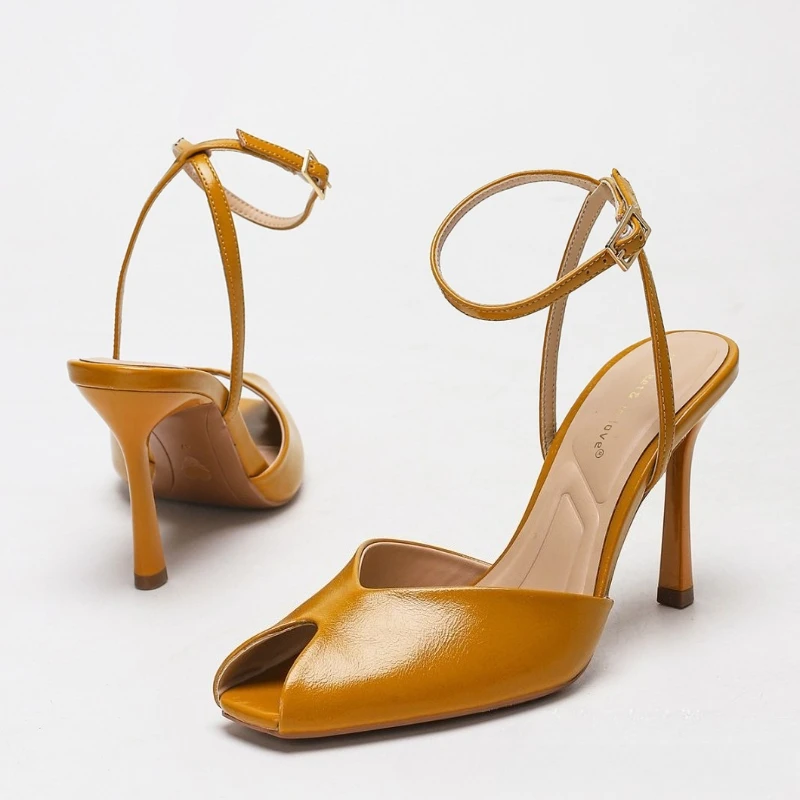 Sandali con tacco sexy con punta aperta Sandali con tacco alto firmati per banchetti per le donne Moda cinturino alla caviglia Design senza schienale Scarpe eleganti da festa