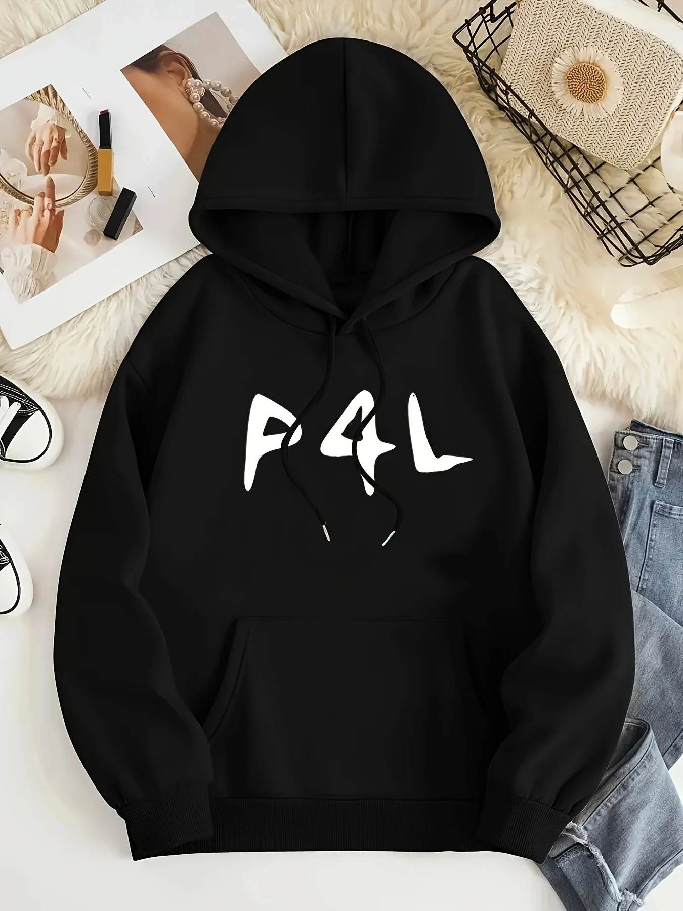 Trendiger, lockerer Hoodie mit einem einzigartigen Buchstabenmuster für Herbst und Winter. Locker geschnittener Pullover.