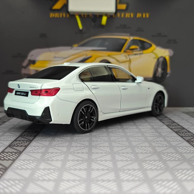 Model samochodu BMW serii 3 325li ze stopu, skala 1:24, z dźwiękiem i światłem, otwierane drzwi, ozdoba, prezent.