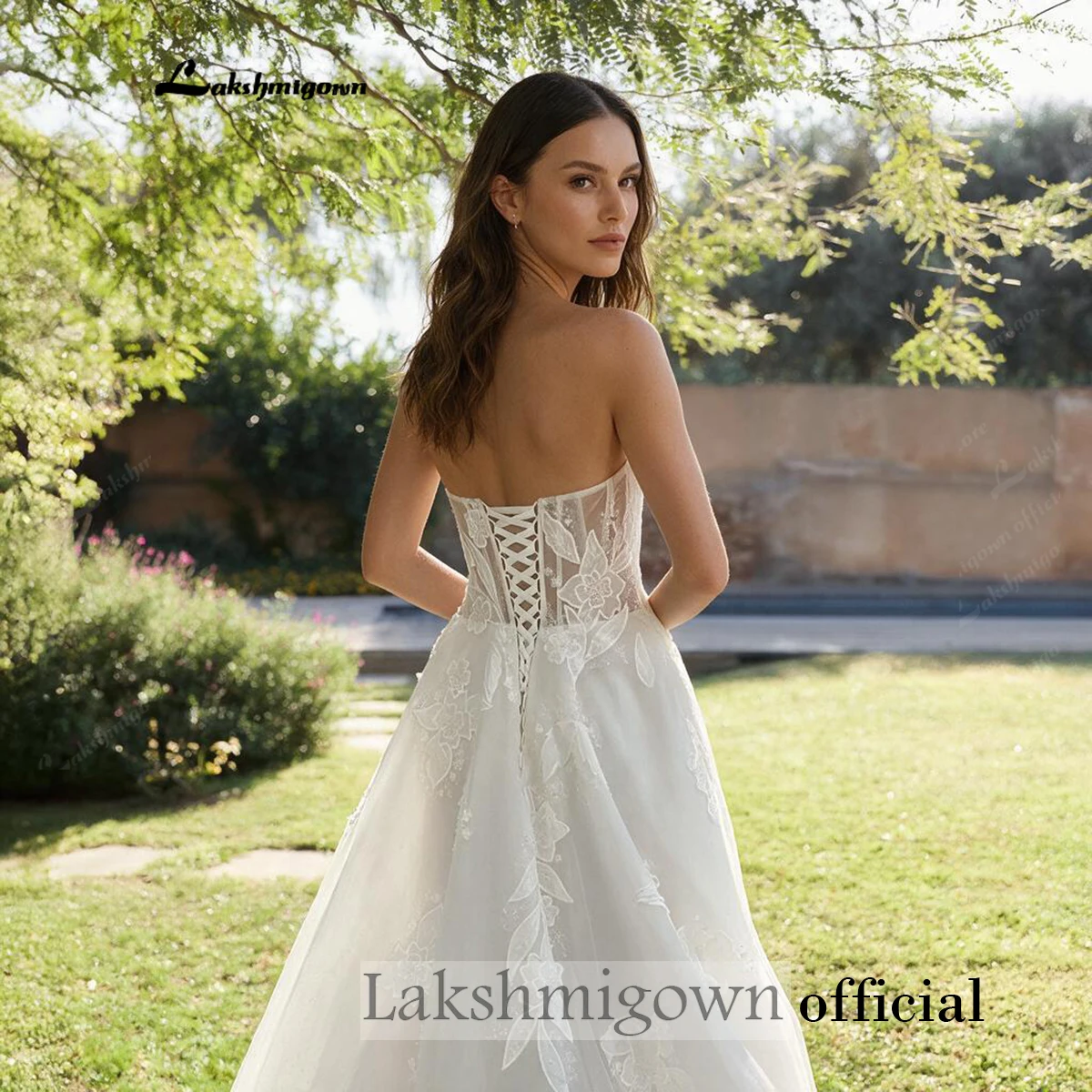 Lakshmigown Trägerloses Hochzeitskleid, transparenter Oberteil, florale Spitzenapplikationen, Tüll, A-Linien-Brautkleid, Korsett-Rücken, Robe De Mariée – Detail 6