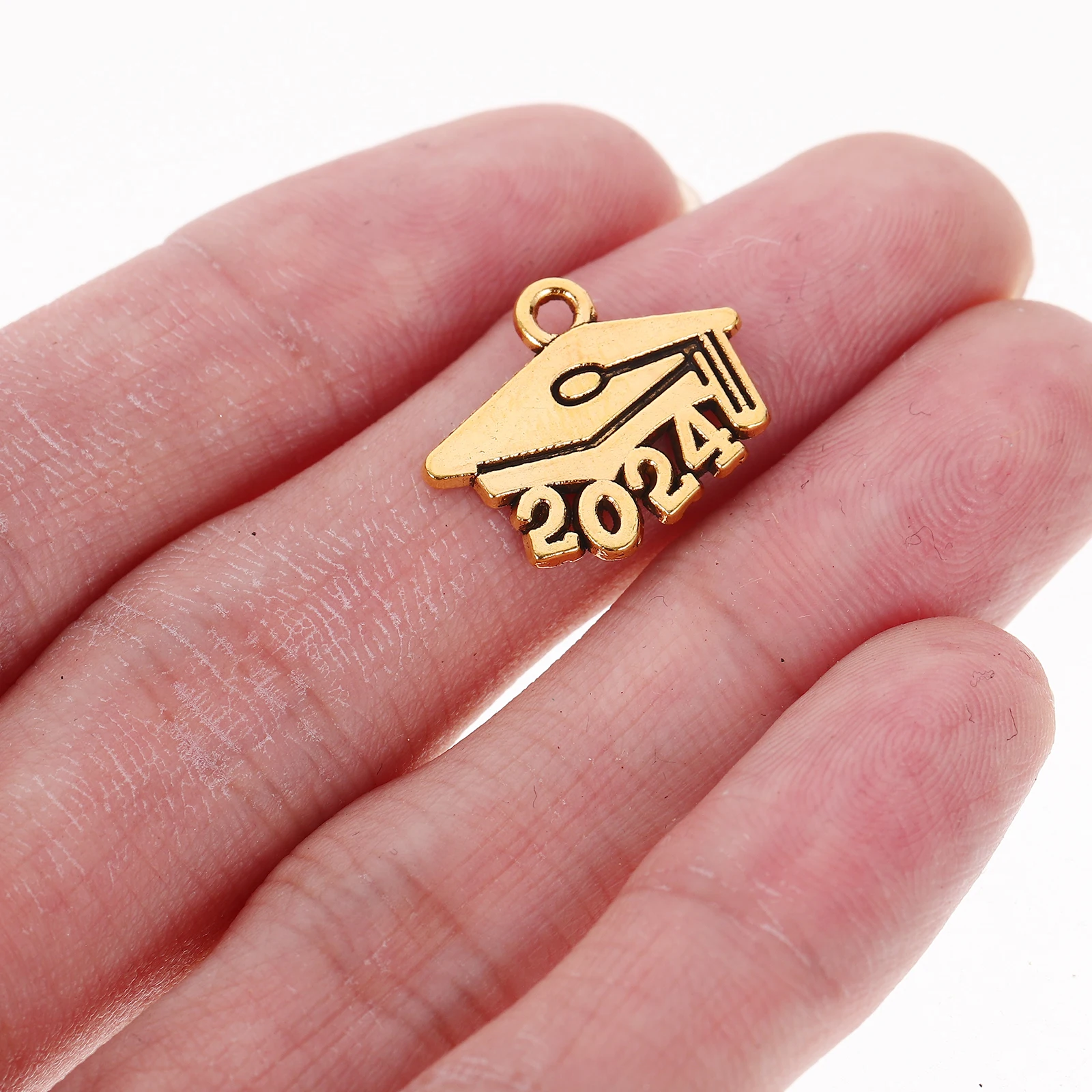 

100 Pcs 2024 Graduation Hat Charms Pendant Metal Alloy DIY Crafting Supplies Necklace Earrings Making Accessories Gifts