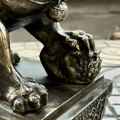 

17-дюймовая старинная непальская бронзовая статуя льва с киноварью, бог дверей, приносящий богатство, украшение для дома, оберег от зла.