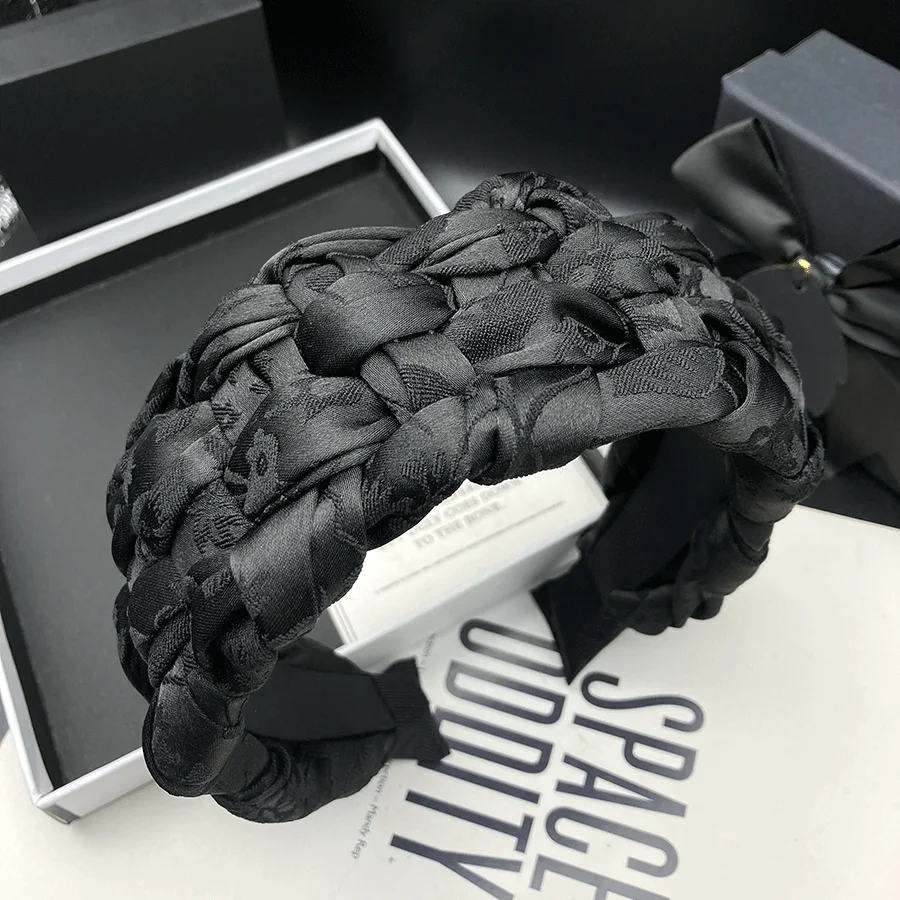 

Black high-end hair clip for women with high skull top temperament, wearing a headband with wide edges and pressure