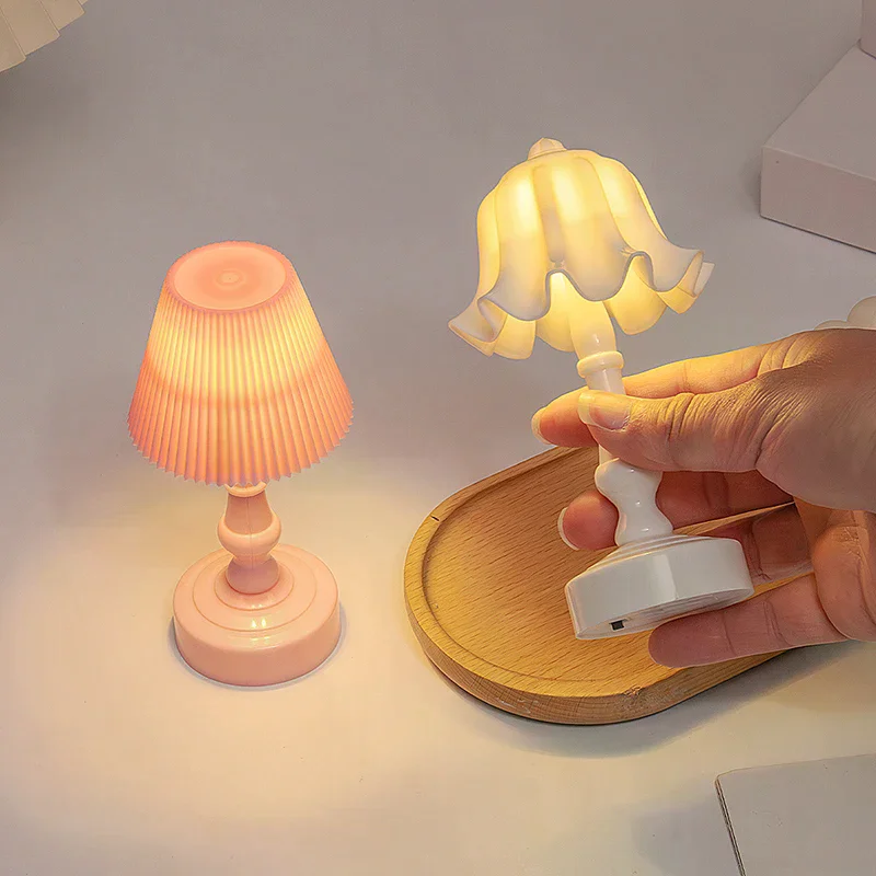 1:12 Lampada da tavolo in miniatura con bocciolo di fiore per casa delle bambole Luce notturna Mobili Modello per la casa Decorazione Accessori per casa delle bambole giocattolo