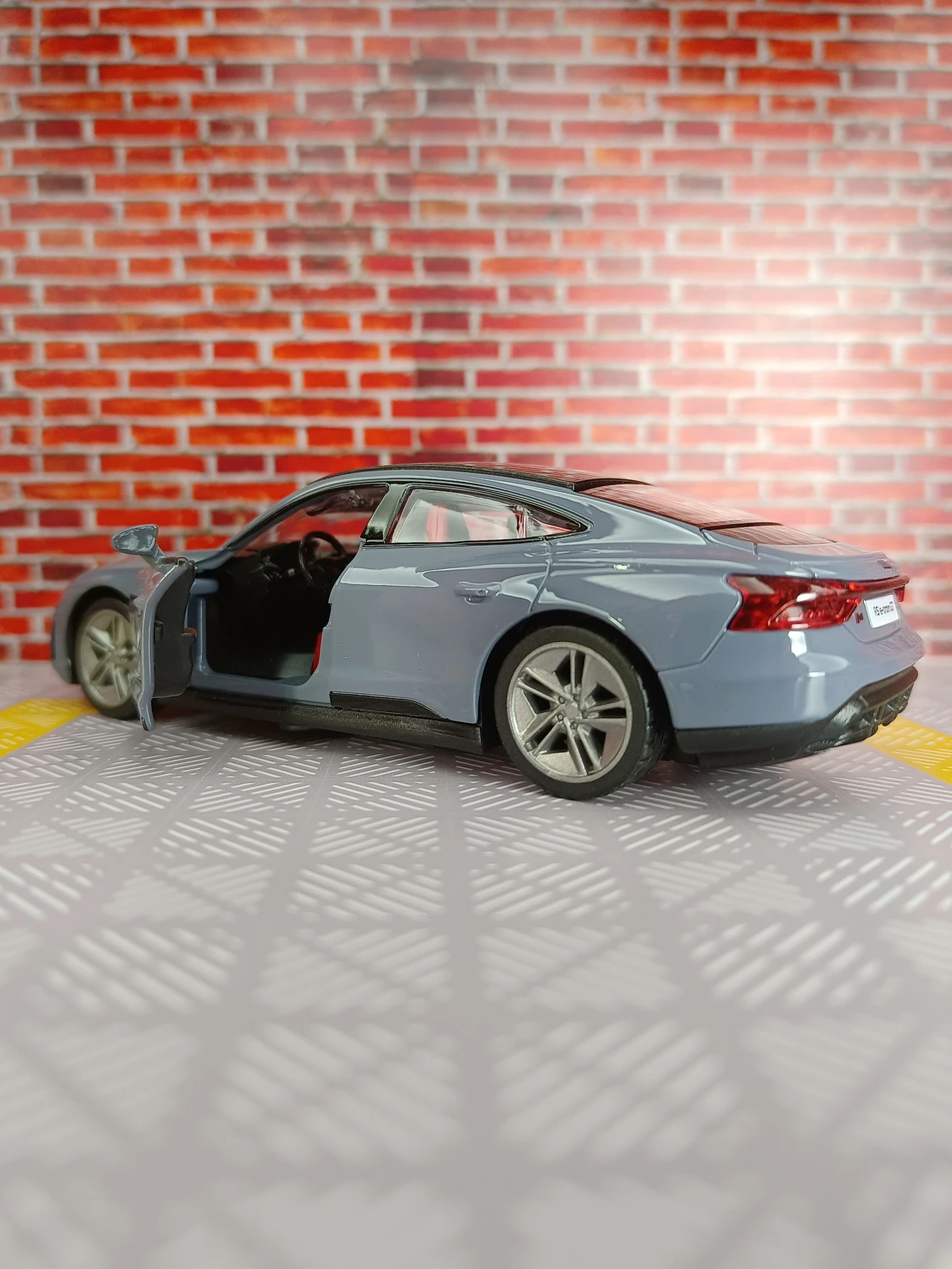 

1:36 Audi RS e-tron GT alloy car model car doors on both sides that can be opened has simulated sound and lighting functions