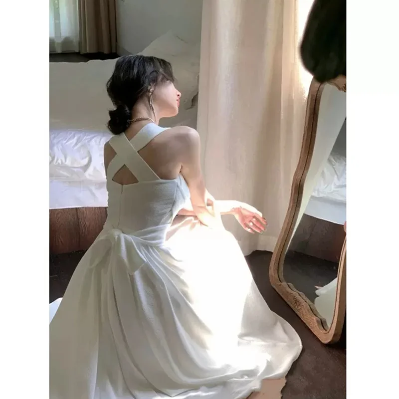 ชุดเดรสสายรัดฤดูร้อนของผู้หญิงชุดเดรสสีขาวอารมณ์ขนาดใหญ่ใหม่