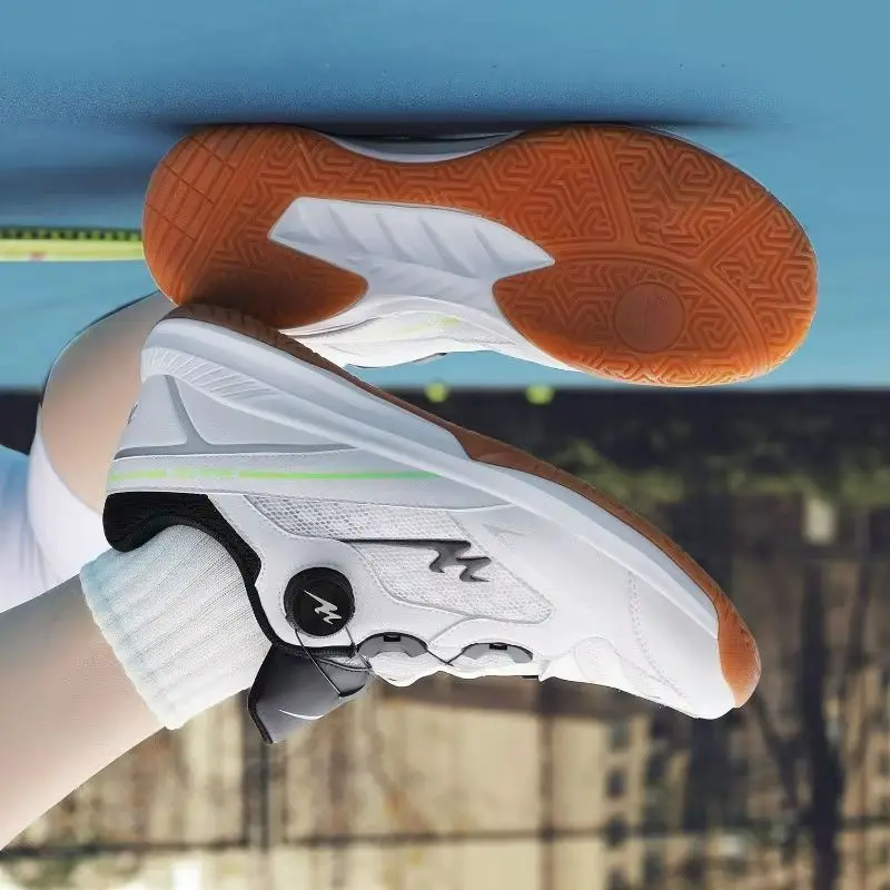 2025 جديد رجل أحذية المحكمة الداخلية يمكن ارتداؤها أحذية كرة الريشة النساء جلد سريع أحذية التنس للجنسين مصمم حذاء رياضي