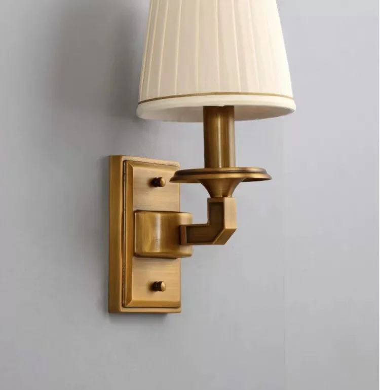 Lâmpadas de parede simples e sofisticadas totalmente em cobre para cenário, escadas e lareiras da sala de estar da villa. Retro, minimalista e elegante.