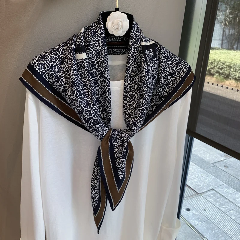 

Summer atmosphere outfit: twill silk imitation silk cool-feel diagonal scarf with paisley print, women's triangular silk scarf