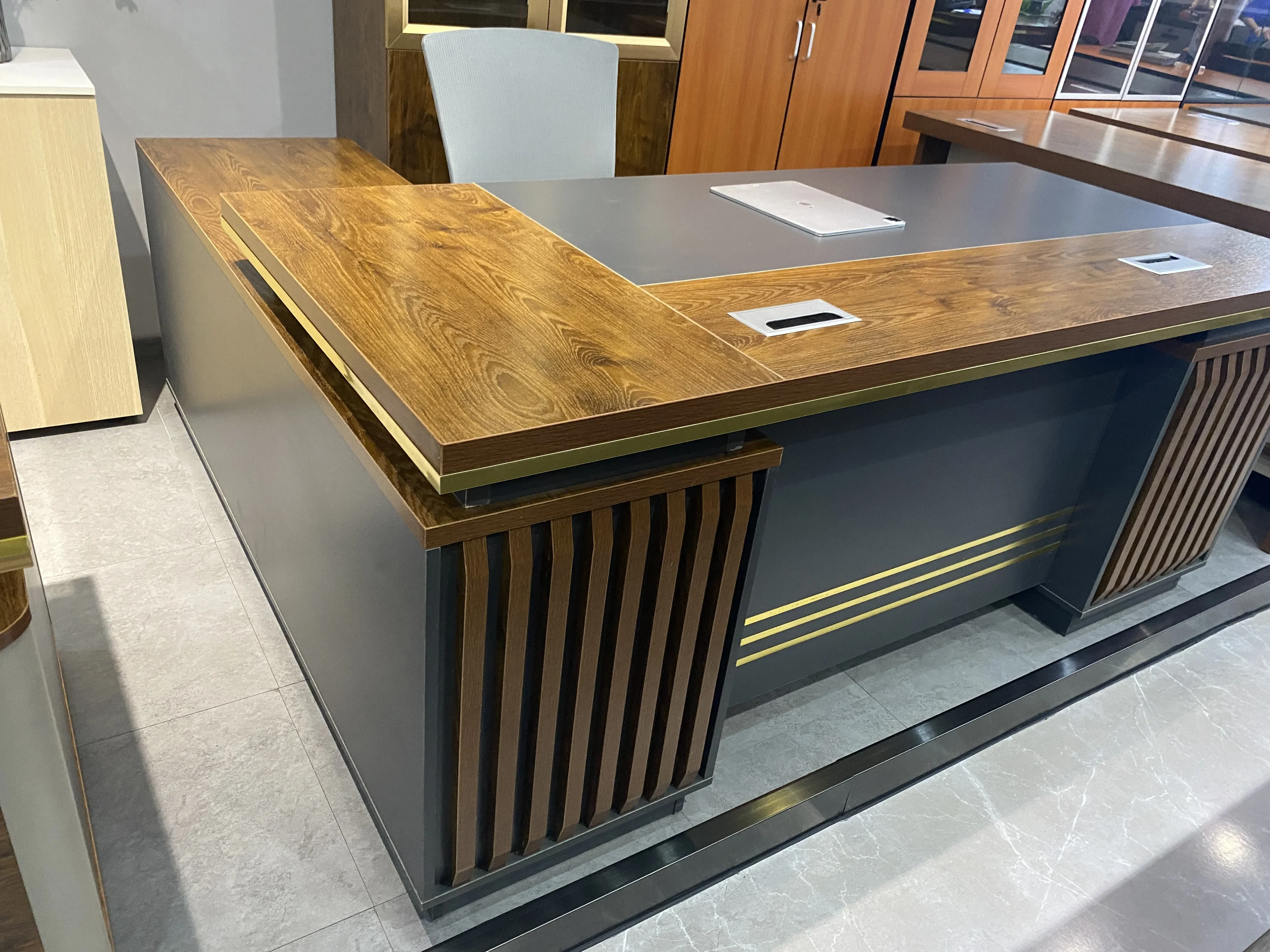 2026 Luxury Style Hot Selling Office Furniture Wooden Executive Boss Desk Modern Executive Desk Office Table Design