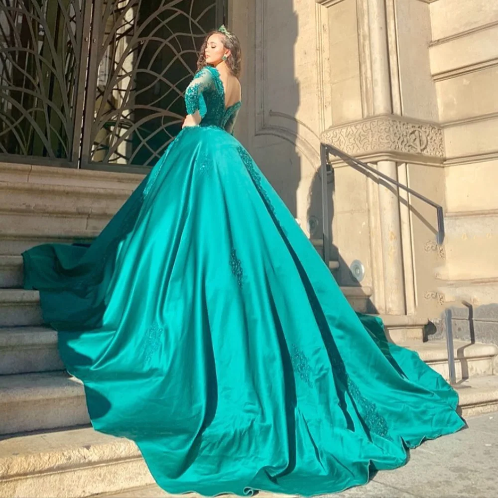 Robe de luxe Quinceanera en Satin vert émeraude, robe de bal, Illusion de col en V, manches 2022 appliquées, robe de cour traine, 3/4