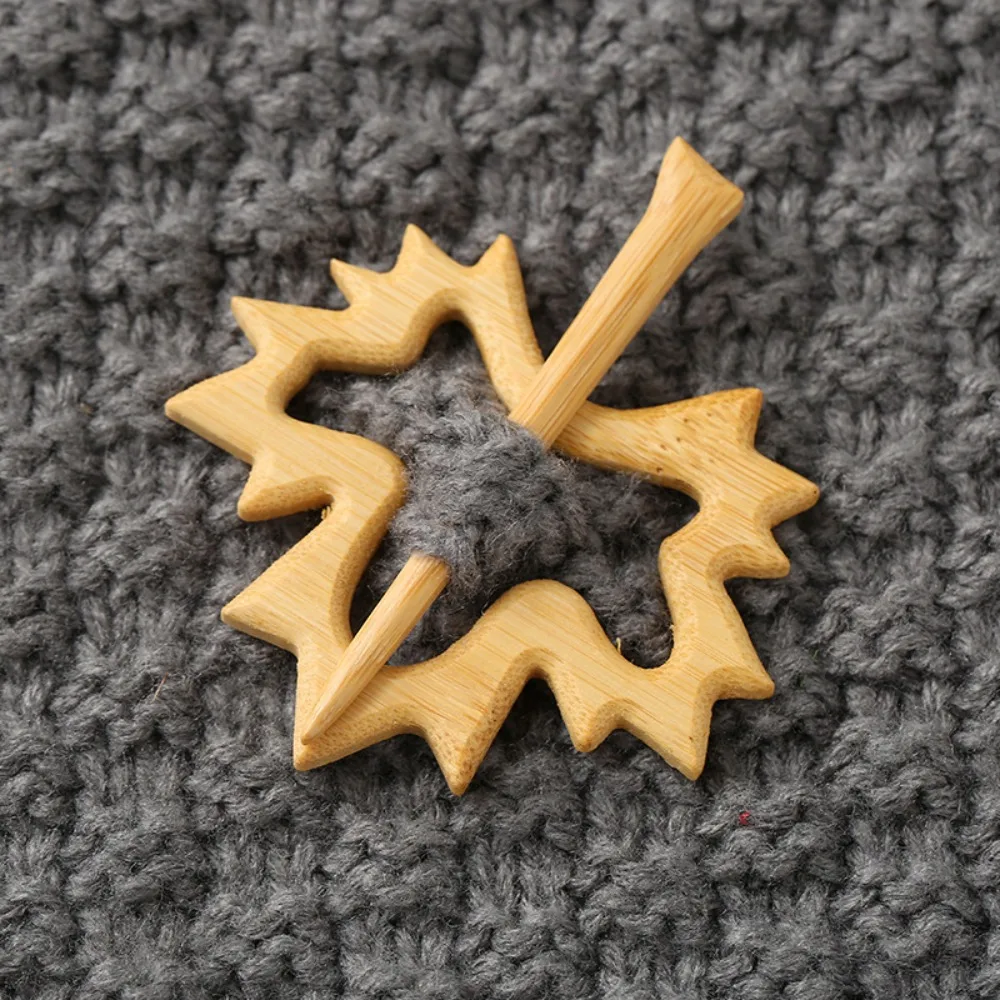 傘を舞う子豚の木製ブローチ、ウサギ、メープルリーフ、動物のセーターピン、カメ、クリスマスツリー、子猫、スカーフ、バックル、セーター