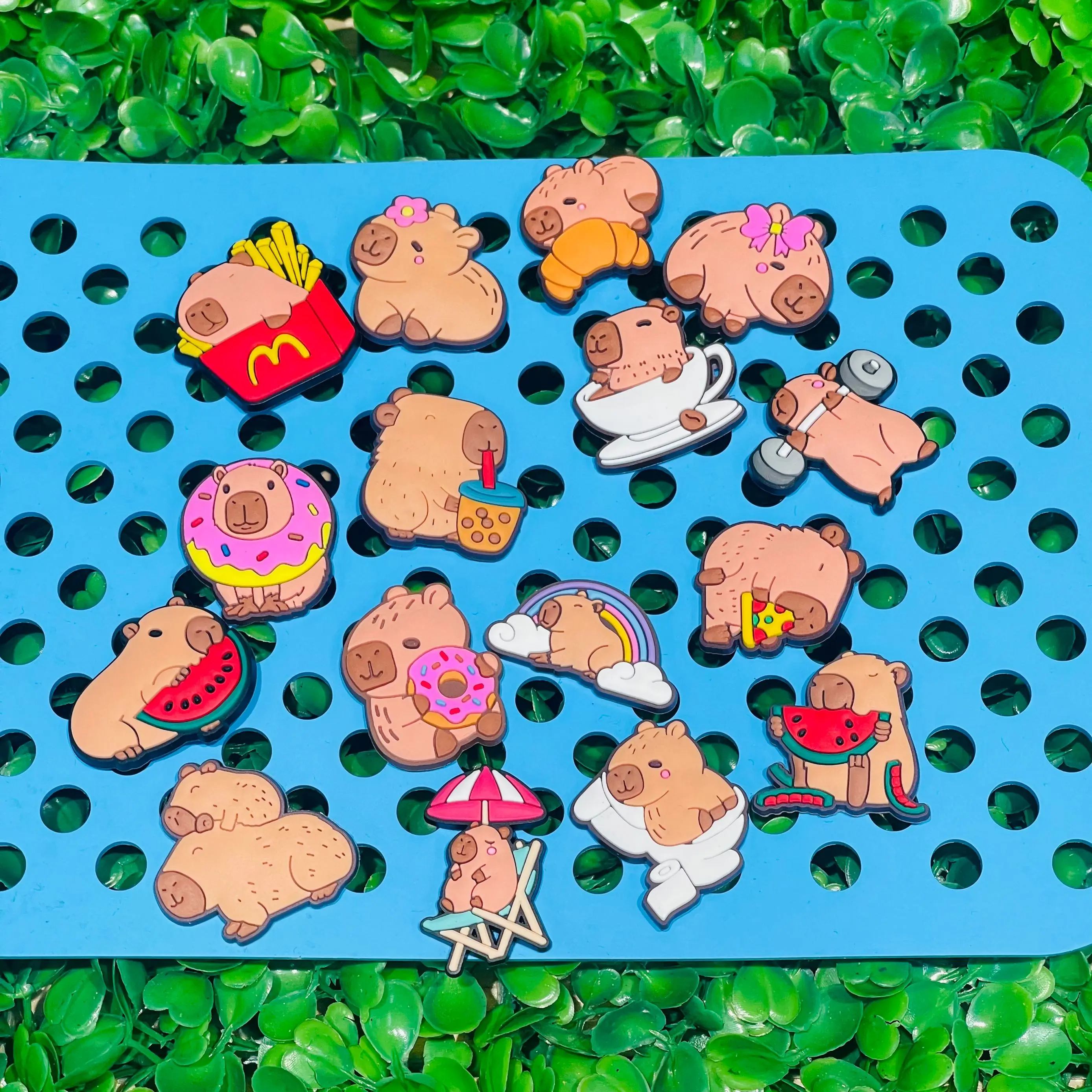 16–50 Stück Mix entzückende Capybara mit Lebensmittelschuhen Charms Tiere Jungen Mädchen PVC Garten Hausschuhe Schnalle Zubehör – Detail 2