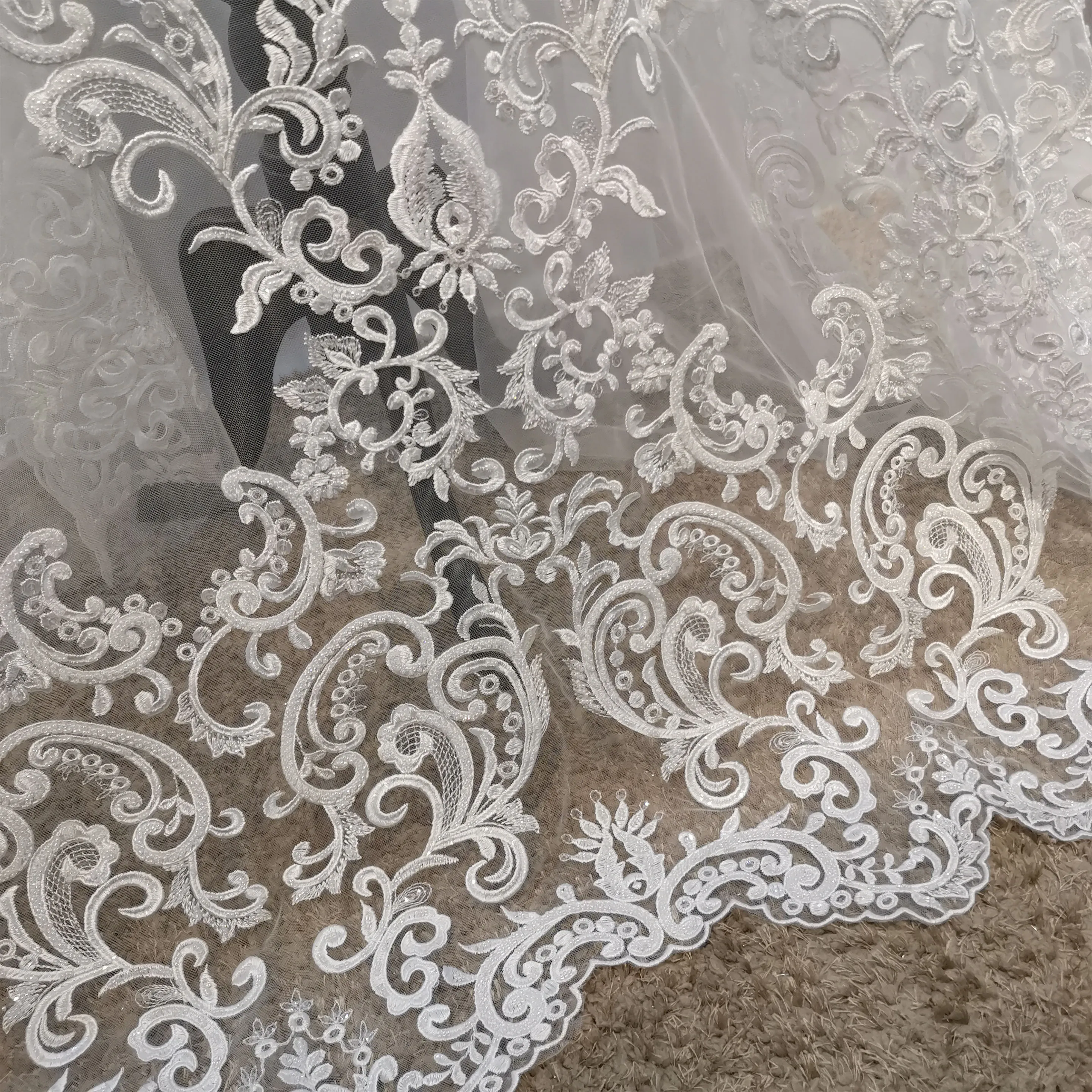 Branco diy artesanato suprimentos material pesado tecido de renda frisada à mão com motivo central intrincado bordado completo para vestido de noiva