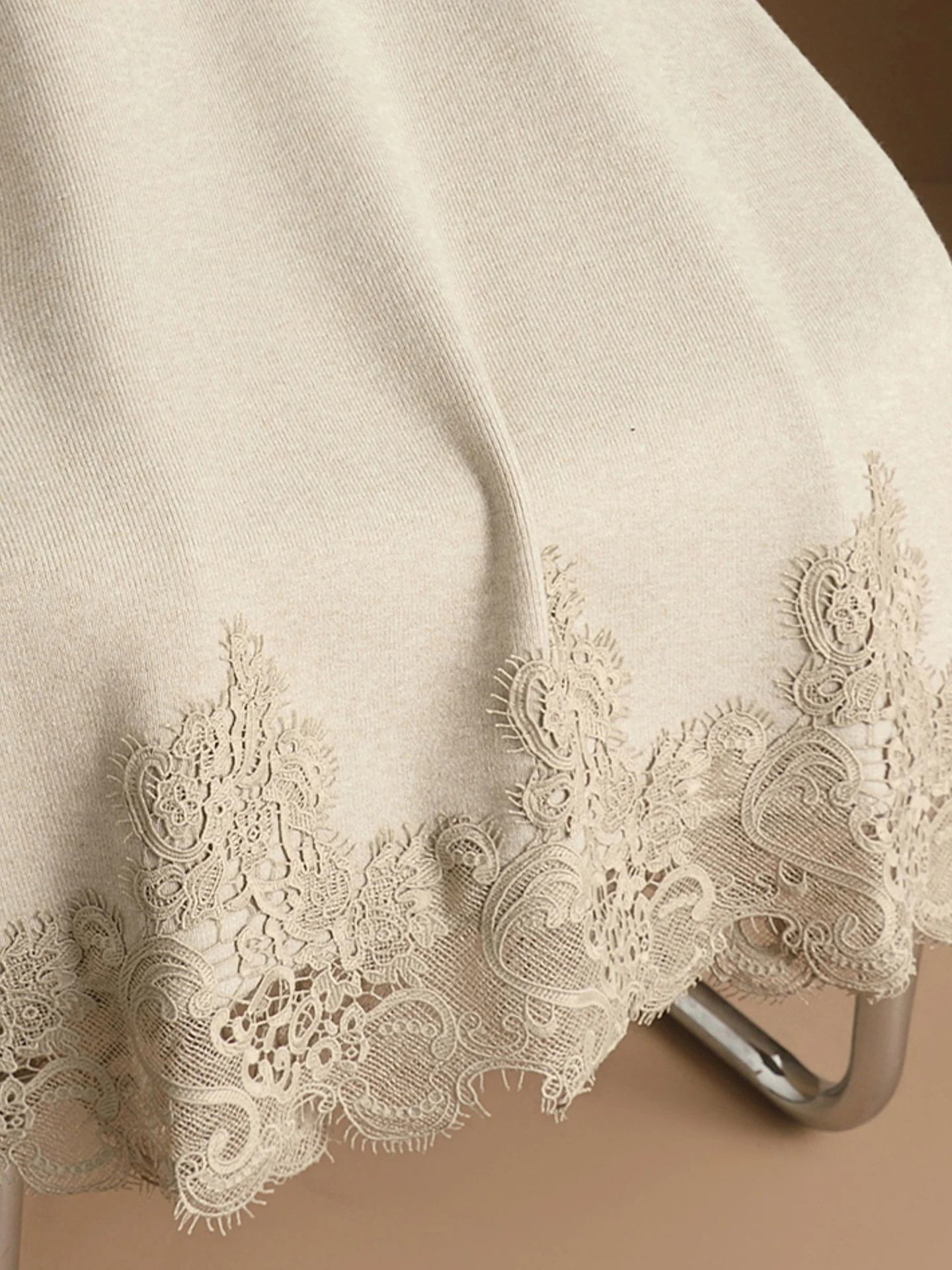 محبوك الدانتيل المرقعة عارضة تخفيف عالية الخصر مستقيم قطع تنورة Ele خفيفة الوزن قسط Sle للشابات