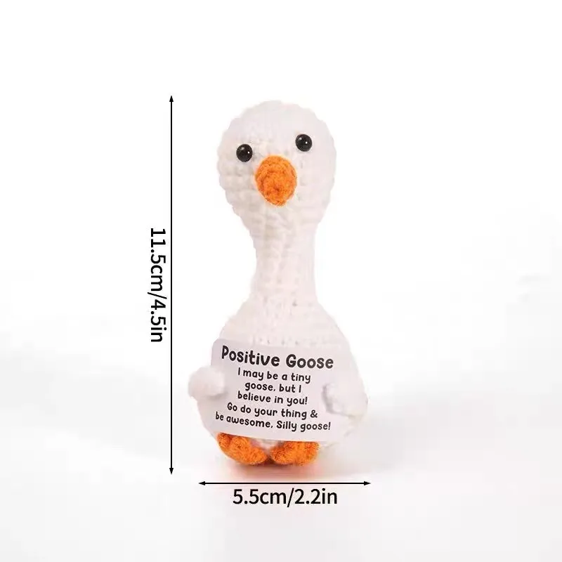 

Вязаная крючком кукла ручной работы с белым гусем и карточкой для сообщений. Модный мотивационный подарок для подростков и социальных сетей — готовый декор.