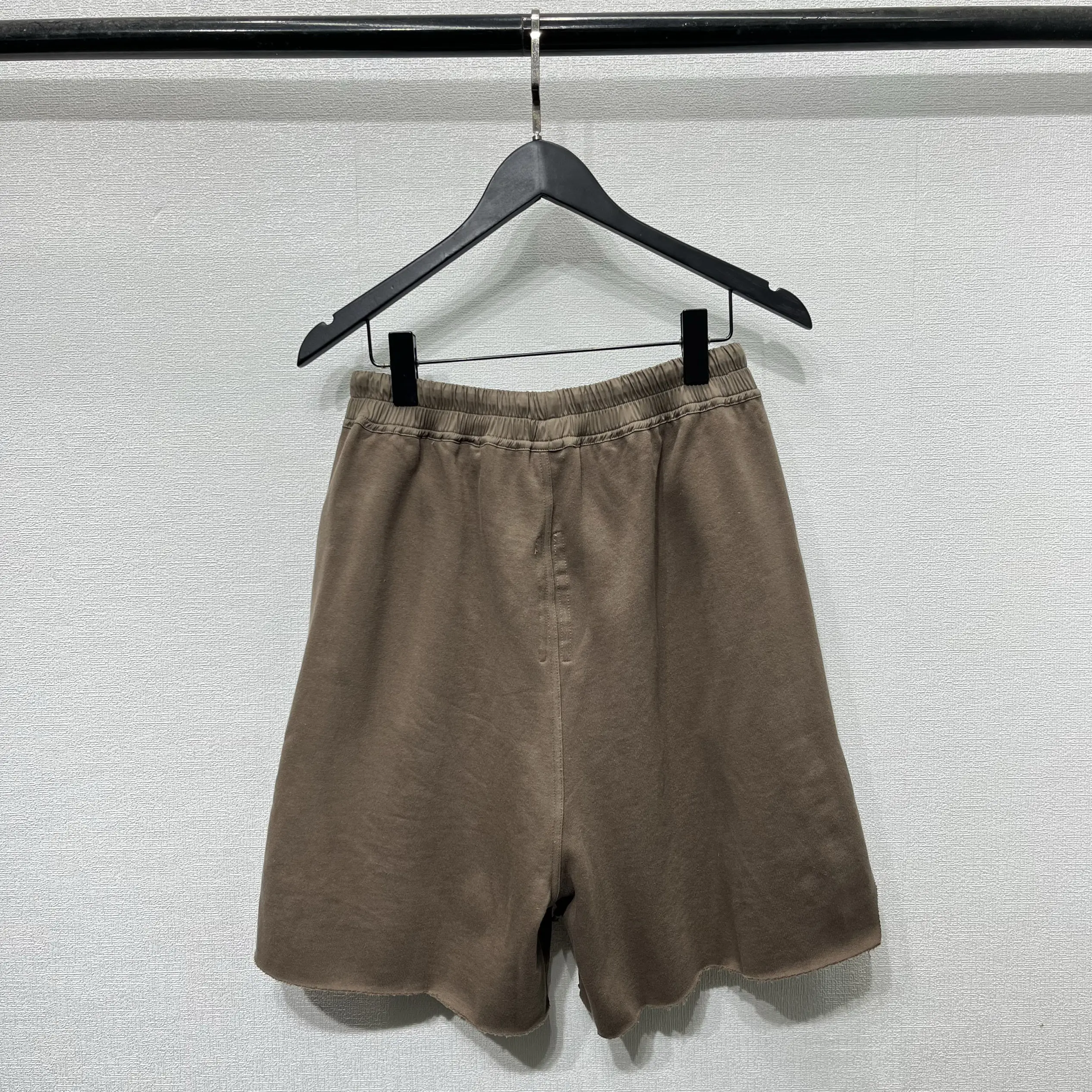 Designer Original Summer Dark Hip-Hop Young Men's Solid Color Frayed Hem Split Jogger Shorts with Elastic Waistband