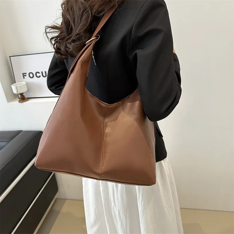 

New Fashionable Women's Large Capacity Commuter Underarm Tote Bag Shoulder Bag Simple Texture Crossbody Bag