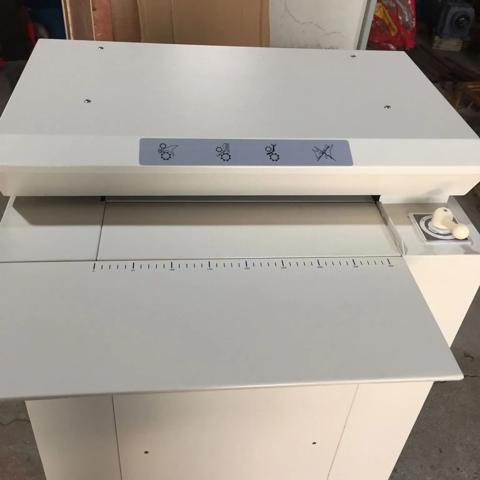 حار بيع البسيطة الورق المقوى إعادة تدوير النفايات صندوق كرتوني التقطيع في صناعة التعبئة والتغليف المموج ورقة التقطيع هاين السعر