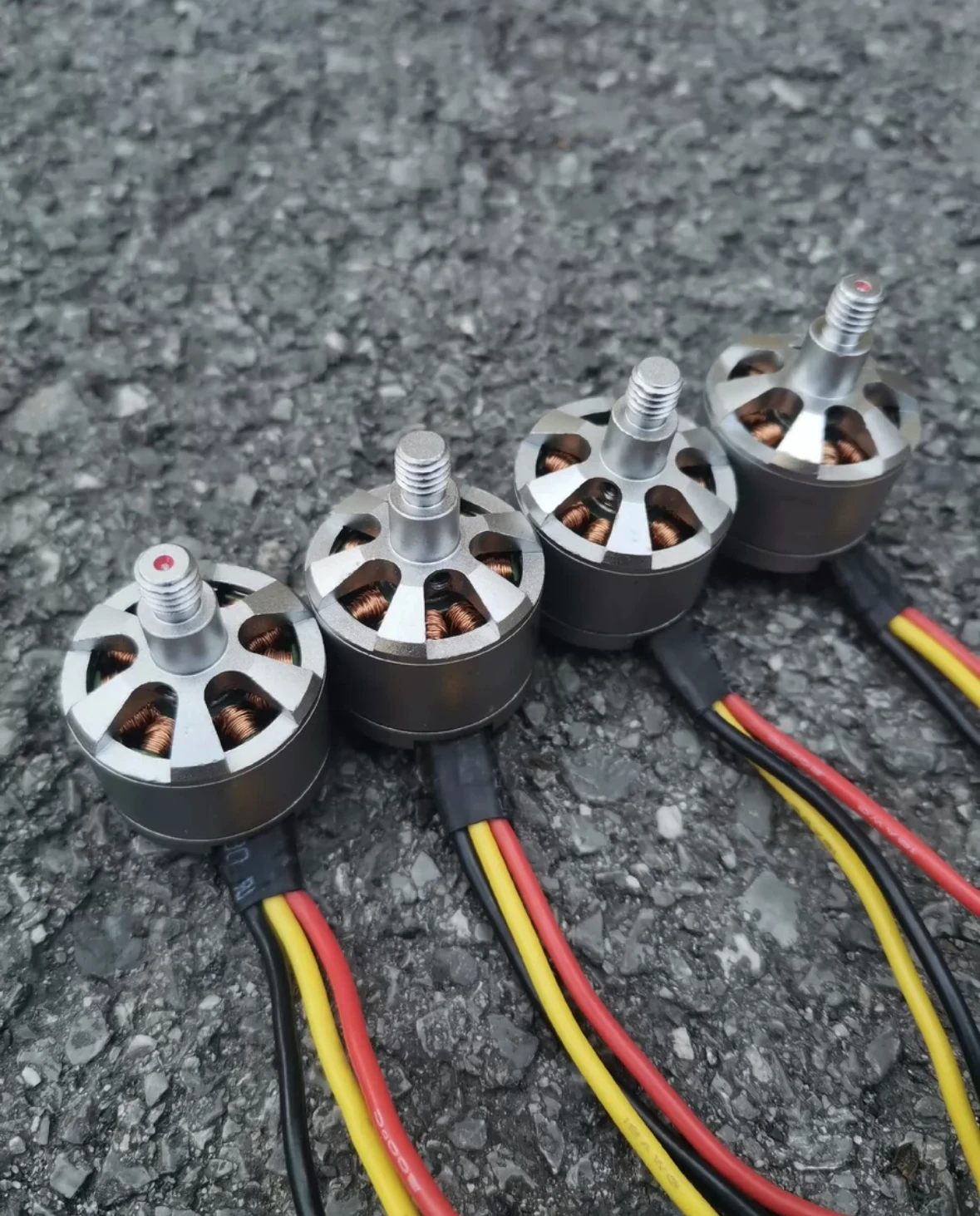 มอเตอร์ 4 ชิ้น XA 2212 XA2212 A2212 2213 KV820 KV960 920KV สำหรับโดรน DJI Phantom TAROT F330 F450 F550 มัลติคอปเตอร์ ควอดคอปเตอร์ โครงสร้าง FPV แข่ง